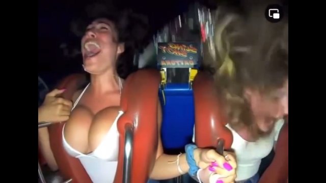 Wielkie piersi vs. szalona jazda na rollercoasterze [WIDEO]