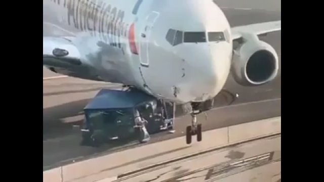 Niebezpieczny incydent na lotnisku. Samolot Boeing 737 zmiażdżył lawetę