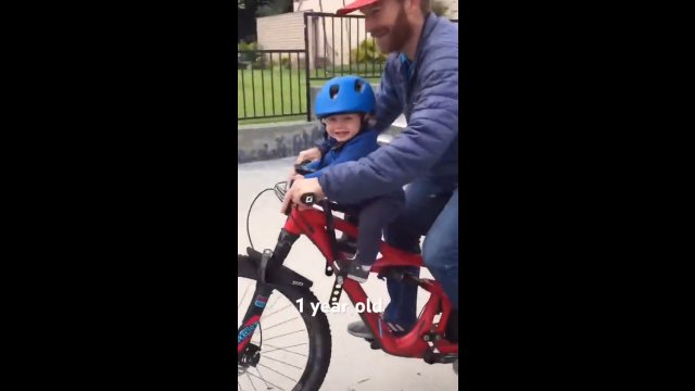 Ojciec zaszczepia synowi od małego pasję do jazdy rowerem [WIDEO]