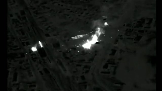 Dron termowizyjny pokazuje niszczenie rosyjskich haubic w obwodzie sumskim