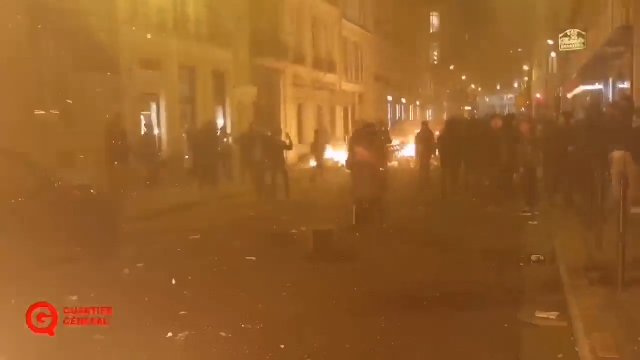 Protesty zalały Paryż! Wywrócone auta, zniszczone witryny sklepów, ogień na ulicach