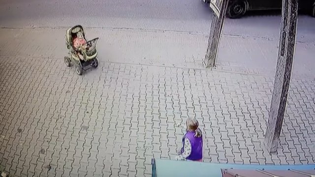 Kurier uratował dziecko w wózku. Nagranie z bohaterskiej akcji w Szczecinku