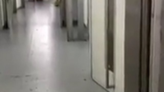 Pewien "artysta" postanowił uatrakcyjnić drzwi windy