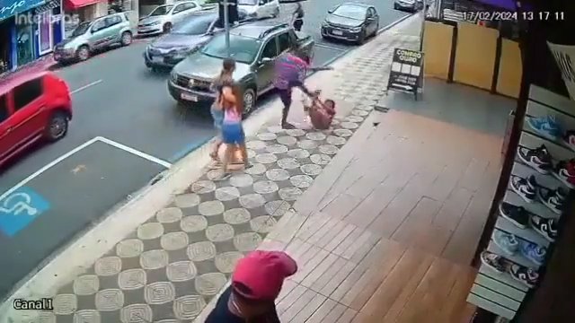 Obłąkana kobieta uderzyła dziecko z liścia i szybko została za to wyjaśniona [WIDEO]