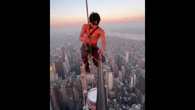 Wspiął się na sam szczyt 102-piętrowego Empire State Building [WIDEO]