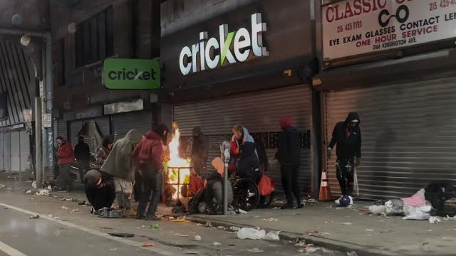 Dealerzy i klienci masowo okupują ulice dzielnicy Kensington niczym apokalipsa zombie