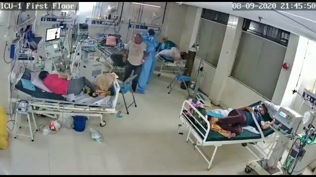 Pacjenci ewakuowani przez personel szpitala po wybuchu pożaru na oddziale zabiegowym.