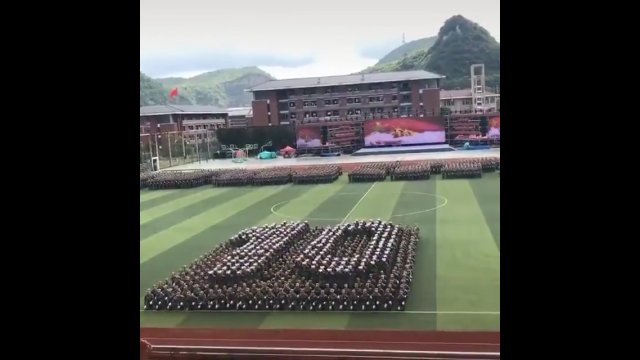 Niesamowita synchronizacja studentów z uczelni wojskowej