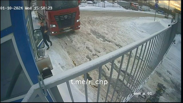 Ciężarówka bez kierowcy staranowała bramę i pojechała w miasto [WIDEO]