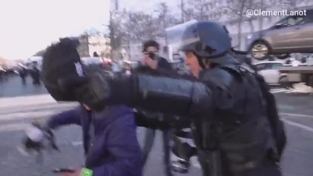 Sceny z wczorajszej manifestacji przeciwko restrykcjom covidowym w Paryżu.
