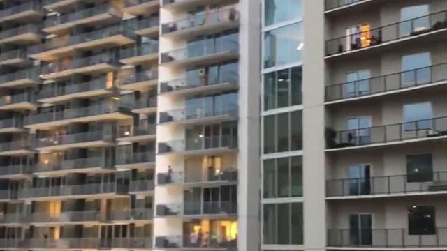 Każdego dnia o 20:00 mieszkańcy Atlanty wychodzą na balkony