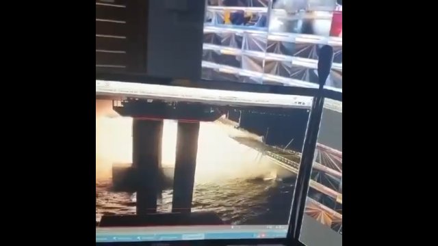 Tak Most Krymski stanął w płomieniach. Nagranie z kamery na moście kolejowym