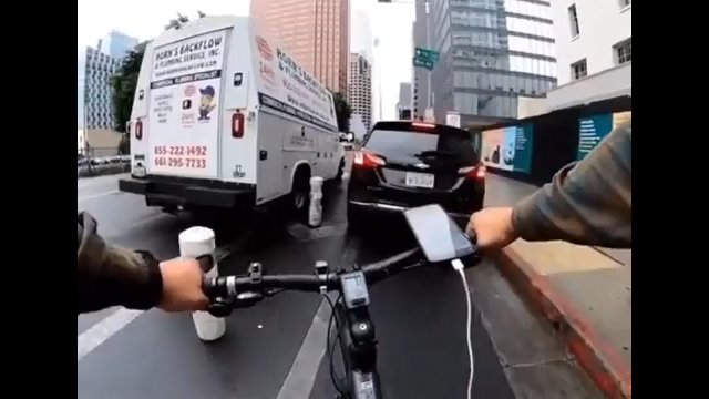 Kierowca zablokował ścieżkę rowerową. Rowerzysta postanowił dać mu nauczkę