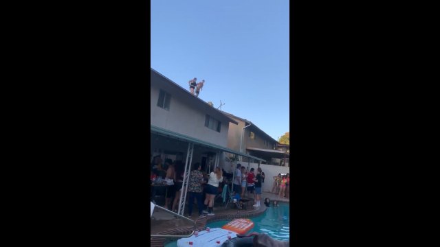 Gruba dziewczyna postanowiła skoczyć z dachu do basenu