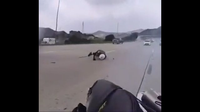 Przy prędkości 140 km/h najechał motocyklem na porzucony akumulator [WIDEO]