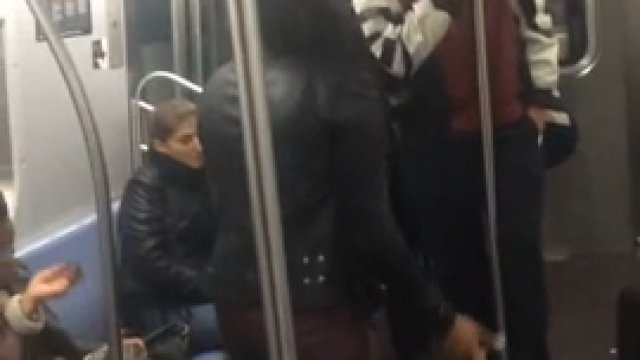 Irytująca kobieta w w metrze zaatakowała mężczyznę z powodu kurtki