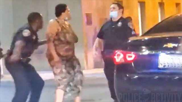 Policjant w Baltimore nokautuje agresywną kobietę, uderzającą innego policjanta.