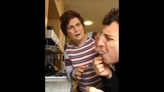 Wnuczek robi sobie żarty z babci