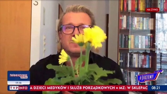 TVP składa życzenia z okazji narodzin córki prezesa TVP a Jakimowicz wręcza "kwiaty".
