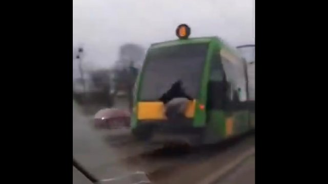Nastolatki w Poznaniu jeżdżą na zderzaku tramwaju. To igranie ze śmiercią! [WIDEO]
