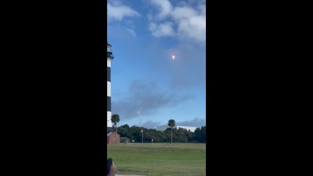 Lądowanie dwóch rakiet Falcon Heavy obserwowane z bliskiej odległości