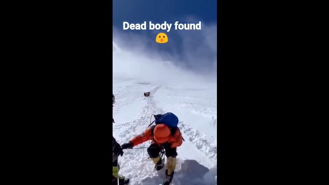 Przesuwające się ciała w drodze na Mount Everest. Himalaiści wpadli w panikę