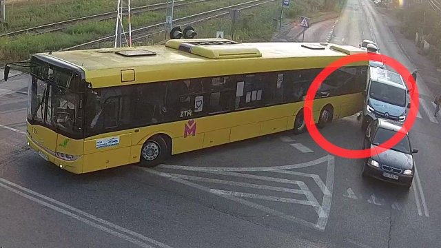 Dlaczego nie należy ustawiać się za tylną osią dużego pojazdu - autobus zachodzi przy skręcie.
