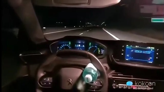 Rumuński kierowca chciał oszukać autopilota