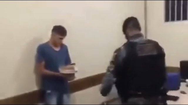 Policja w Brazylii zatrzymała złodzieja w dniu jego 18. urodzin. Przygotowali małą niespodziankę