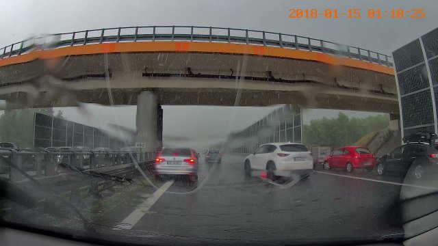 Barany "parkują" pod wiaduktem na autostradzie - A4 Tarnów-Kraków