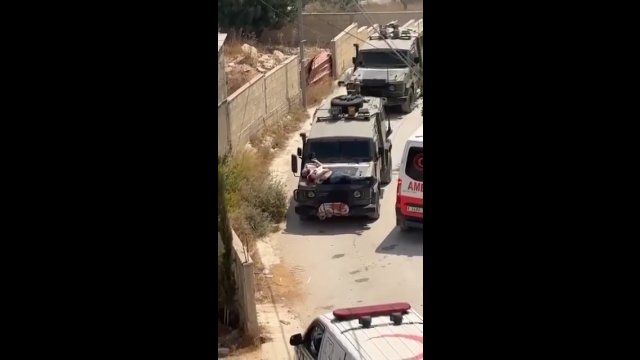 Izraelscy żołnierze przywiązali rannego Palestyńczyka do maski auta [WIDEO]