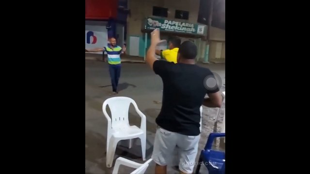 Facet z sierpem awanturował się na ulicy w Brazylii. Powstrzymał go dopiero widok pistoletu