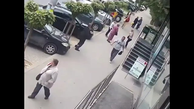 Mężczyzna bez powodu uderzył dwie kobiety idące chodnikiem