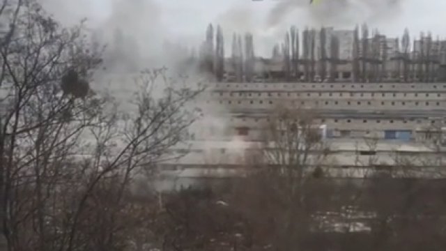 Rosjanie ostrzeliwują osiedla mieszkalne w Charkowie...