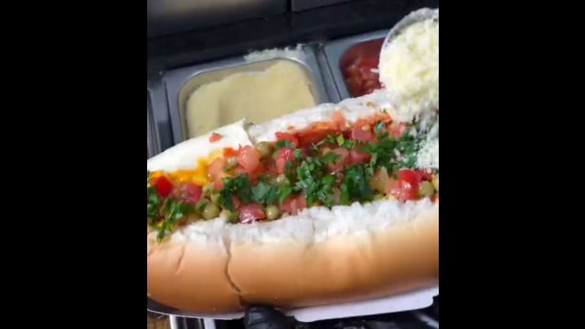 Brazylijski hot dog to prawdziwa bomba kaloryczna z eksplozją smaku