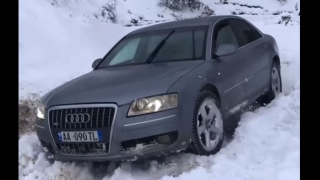 Audi A8 W12 lepsze niż niejeden SUV? Zobaczcie jak pięknie idzie przez głęboki śnieg!