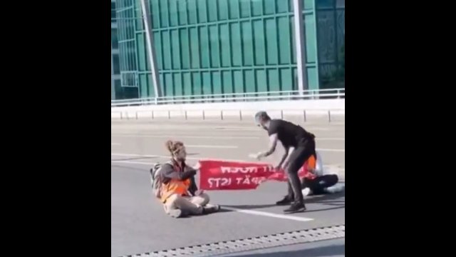 Protestujący próbował wystraszyć wściekłego kierowcę używając Kung fu