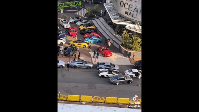 Samochody warte miliony zderzyły się przed centrum handlowym w RPA