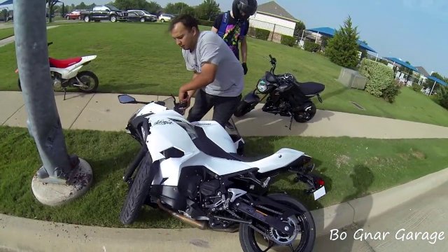Facet rozbija swój nowy motocykl, próbując popisać się przed kilkoma nastolatkami