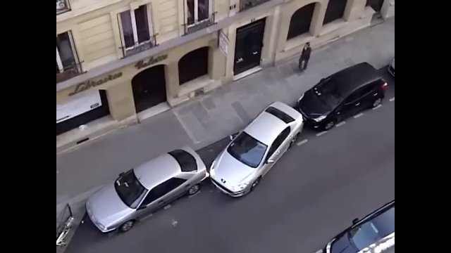 Takie parkowanie jest codziennością w Paryżu