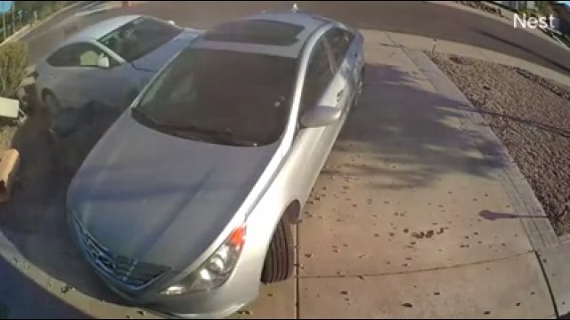 Pijany kierowca staranował samochód stojący na podjeździe