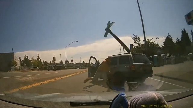 Zezłoszczony kierowca rzuca narzędziem w inny samochód