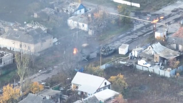 Rosyjskie czołgi wjeżdżają do ukraińskiej wsi, ale nie na długo.