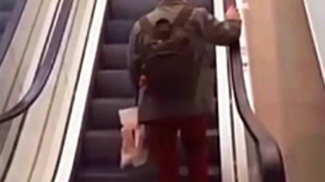 Dziadek korzysta z ruchomych schodów mających awarię