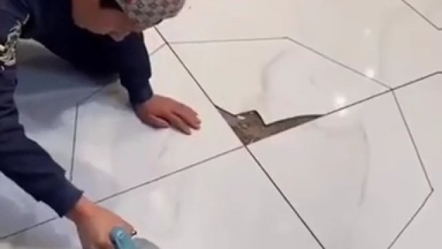 Pomysłowy sposób na zastąpienie zepsutej płytki podłogowej