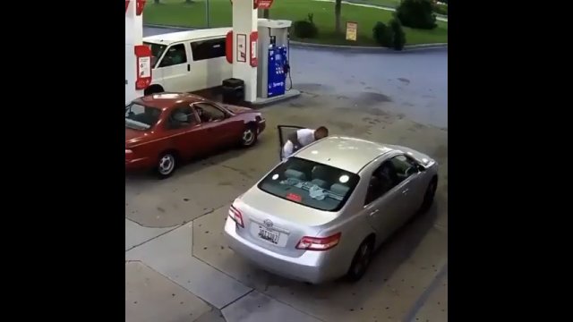 Zaatakował kobietę na stacji benzynowej. W odpowiedzi został postrzelony przez jej chłopaka