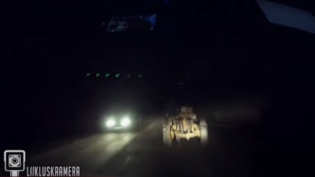 Policja wjeżdża w ciągnik bez świateł