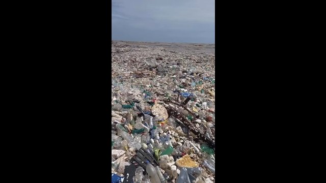 Wyspy śmieci na wybrzeżu Ameryki Środkowej wskazują na olbrzymi problem zanieczyszczenia oceanów
