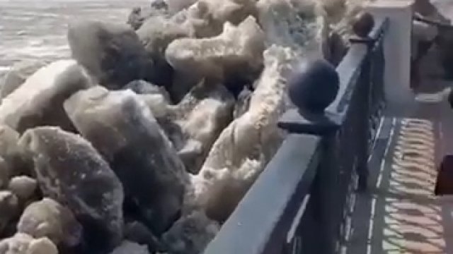 Pływający lód na rzece Amur w Chabarowsku