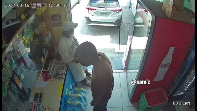 Uderzył obcego faceta w twarz bez powodu i uciekł ze sklepu